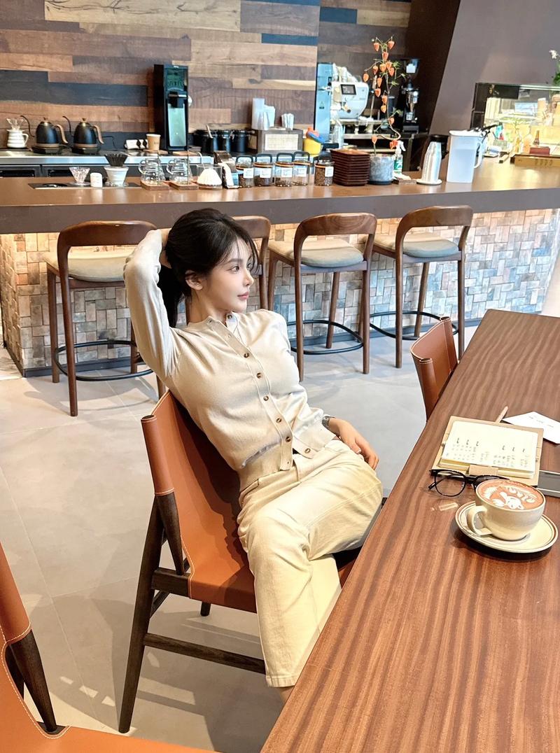 米色条纹开衫怎么搭配