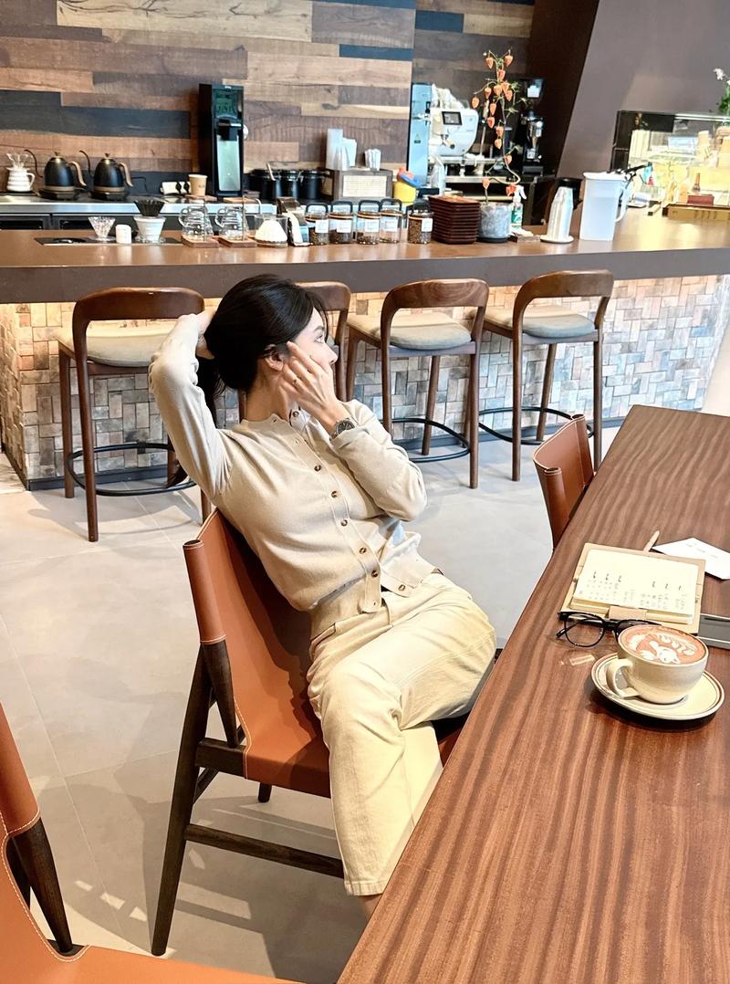 米色条纹开衫怎么搭配