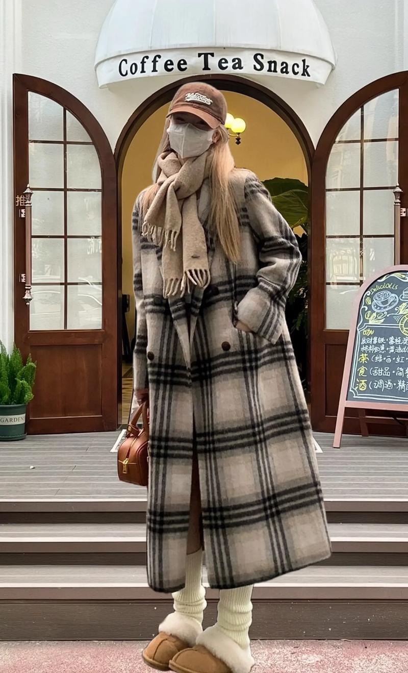 格子大衣配什么围巾