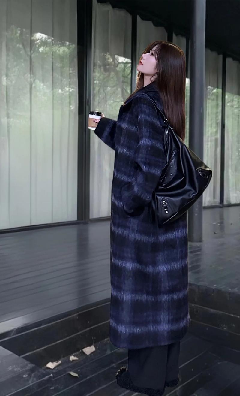 格子大衣配什么围巾