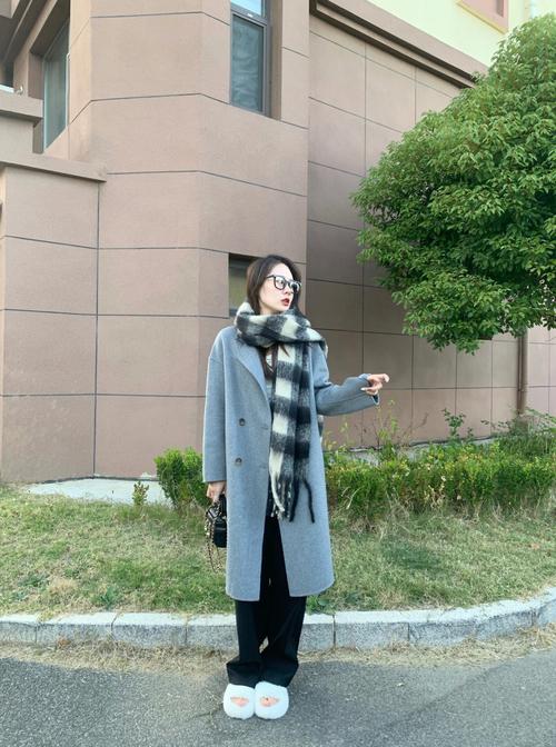 格子大衣配什么围巾