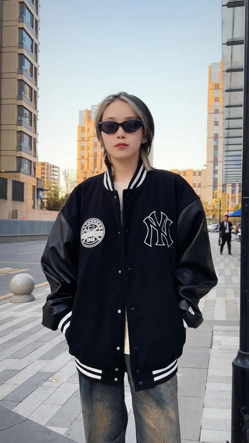 黑棒球服怎么搭配好看