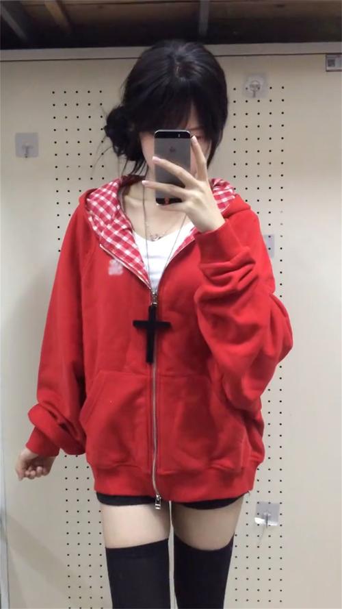 帽子红色卫衣怎么搭配