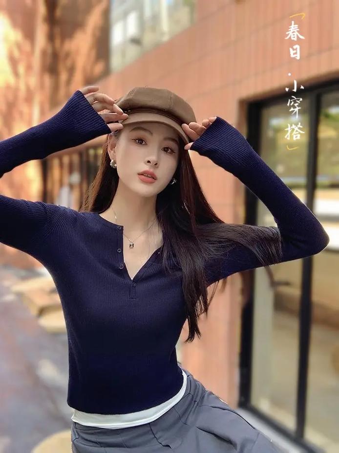 紧身针织v领上衣怎么搭配