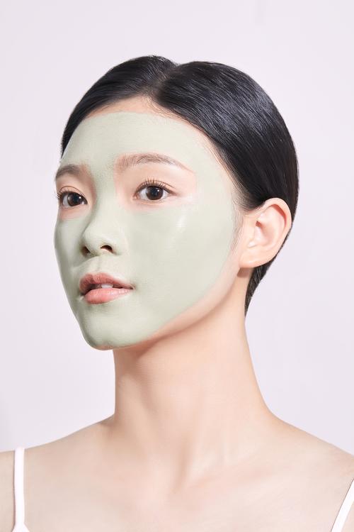 敷泥膜前要用洗面奶吗