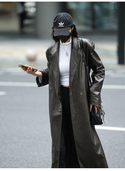 咖色皮衣外套怎么搭配好看