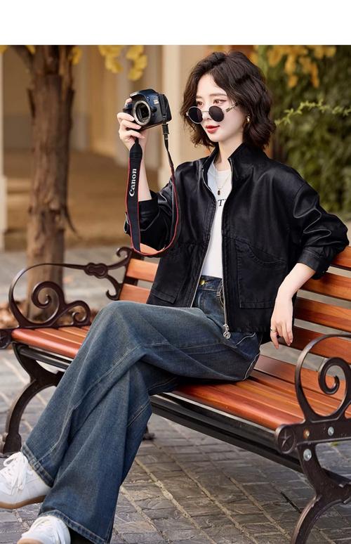 咖色皮衣外套怎么搭配好看