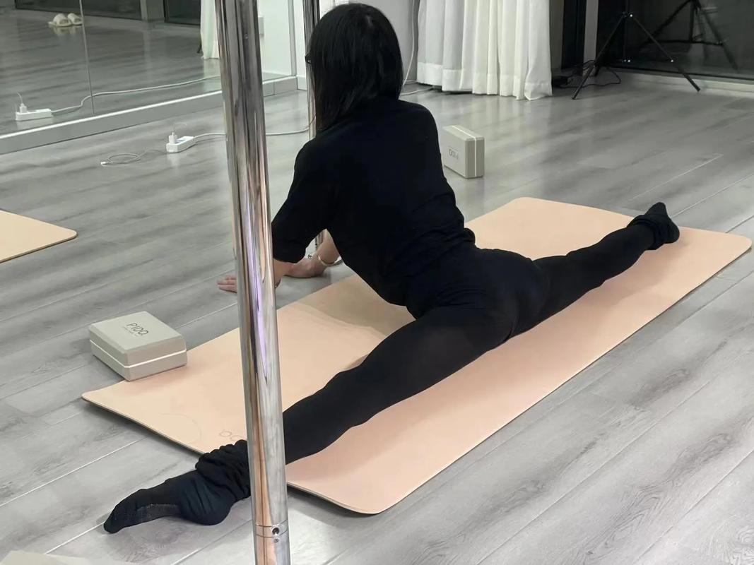 劈腿是什么意思啊