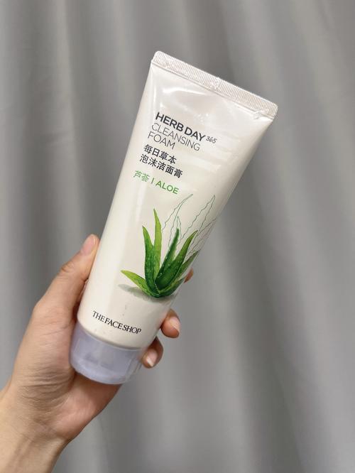 带有十字图案的洗面奶
