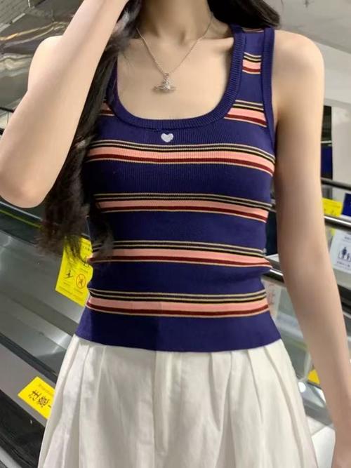 彩色条纹吊带怎么搭配