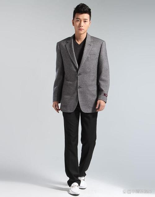 中长的灰色外套怎么搭配