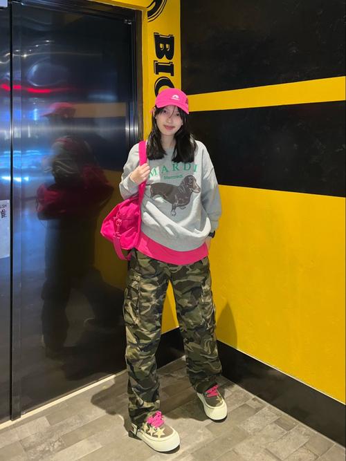 迷彩卫衣下面怎么搭配