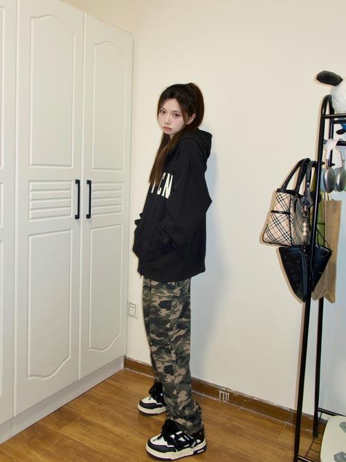 迷彩卫衣下面怎么搭配