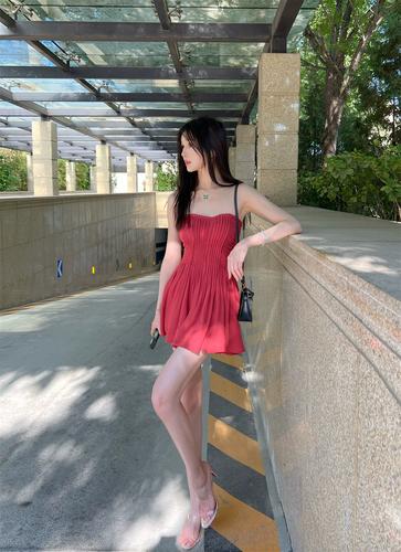 红色伞裙怎么搭配上衣