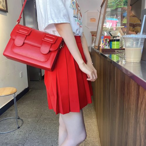 红色伞裙怎么搭配上衣