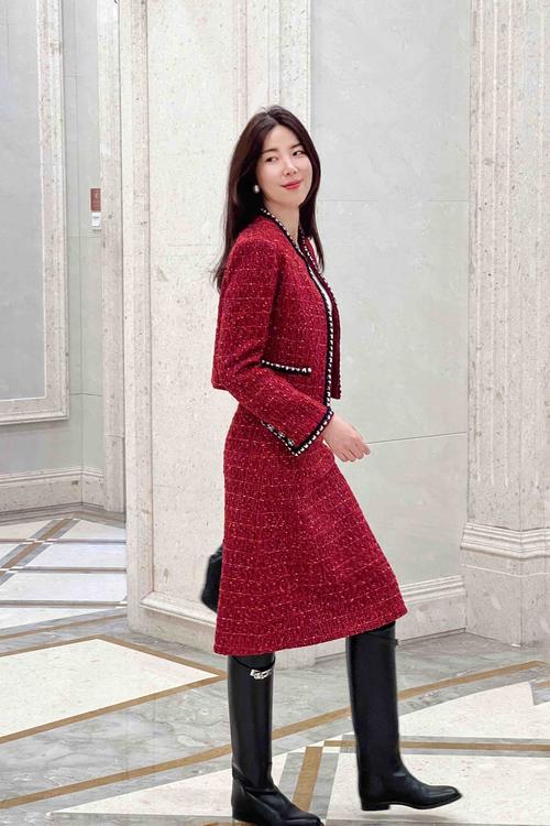 红色伞裙怎么搭配上衣