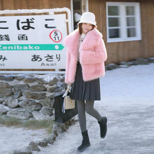 粉色编织皮草怎么搭配好看