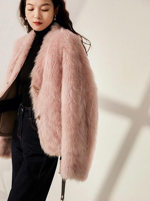 粉色编织皮草怎么搭配好看