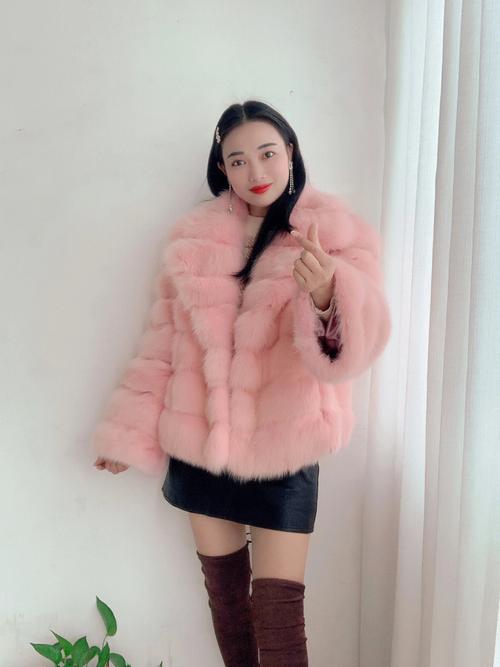 粉色编织皮草怎么搭配好看