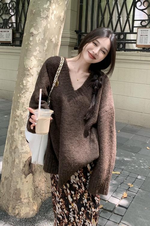 咖色宽松毛衣怎么搭配