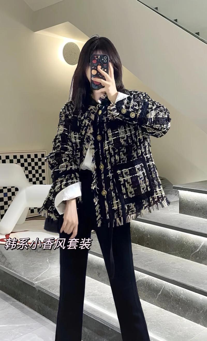 黑色短款流苏裙怎么搭配什么外套