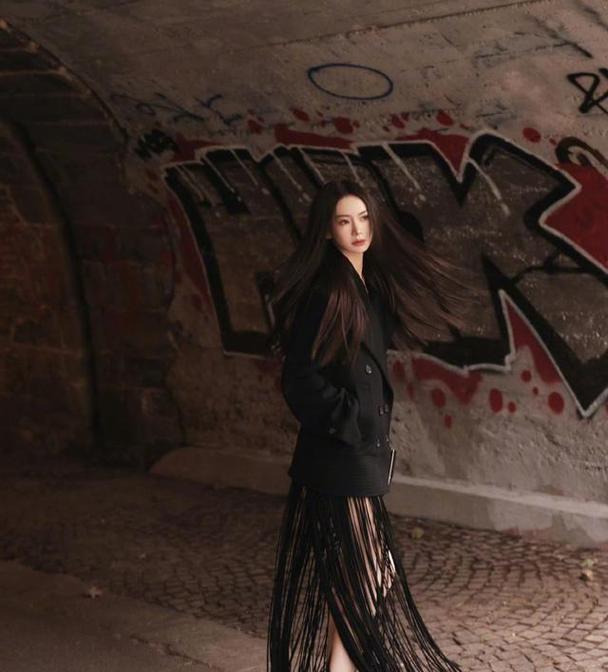 黑色短款流苏裙怎么搭配什么外套