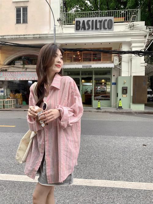 条纹中长款怎么搭配图片