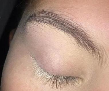 睫毛为什么会变白