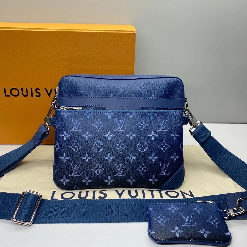 深蓝色包包怎么搭配衣服