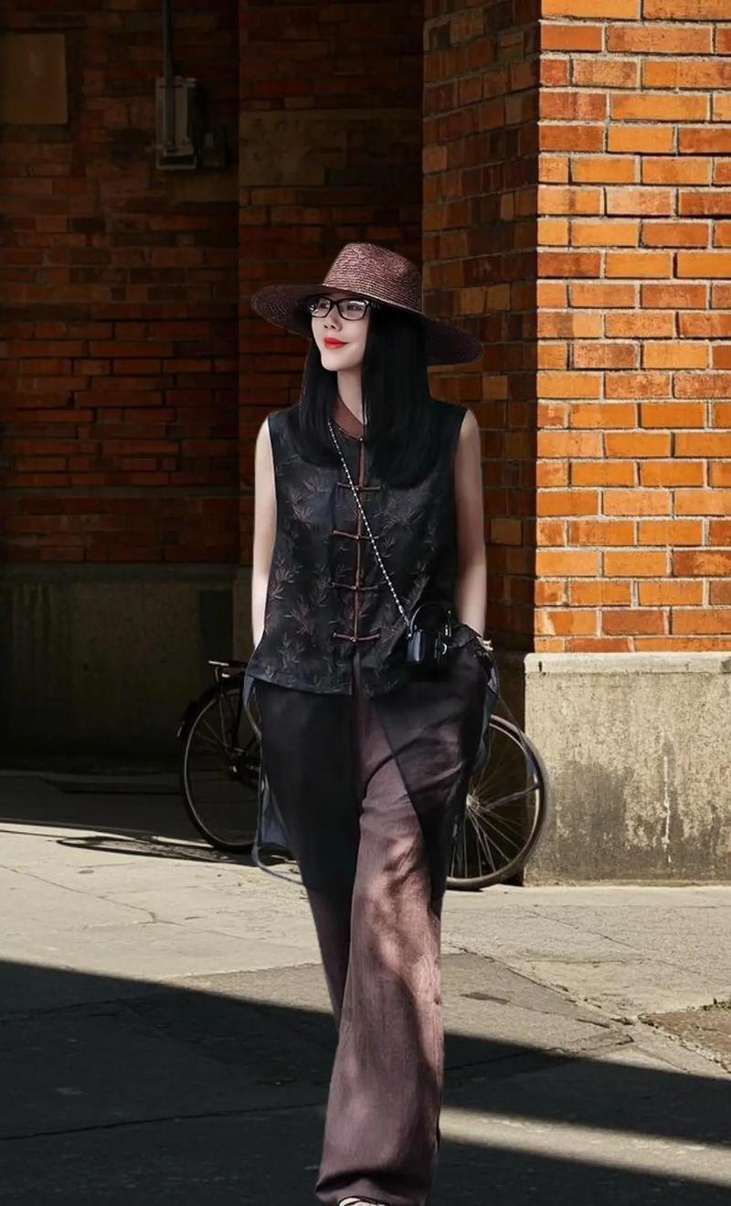 黑色长款马甲外套怎么搭配图片欣赏