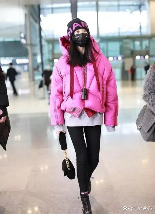 粉色羽绒服配什么裤子