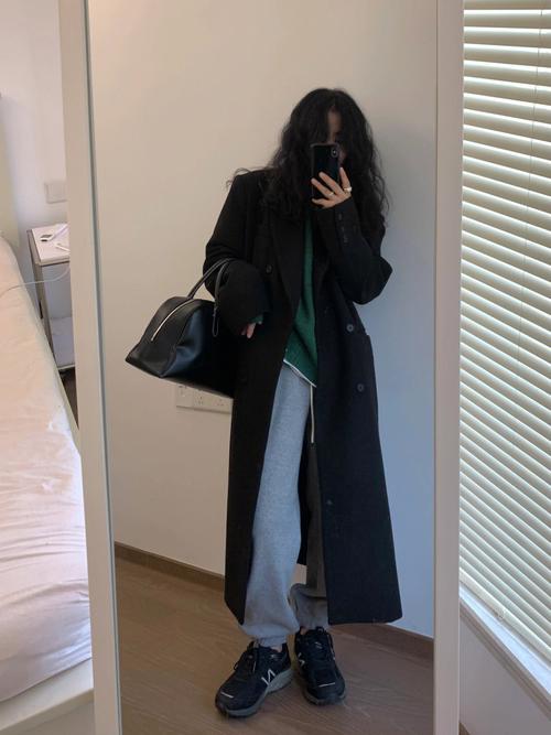女士黑色大风衣怎么搭配图片