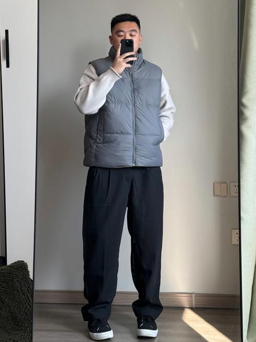 冬天穿的羽绒服马甲怎么搭配衣服好看图片