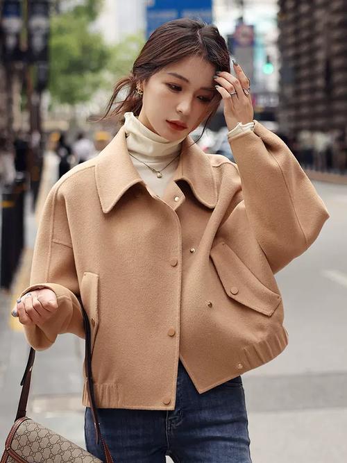 驼色短外套怎么搭配好看