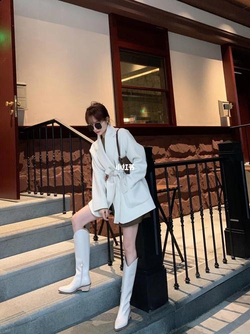 平底白色长靴怎么搭配衣服好看
