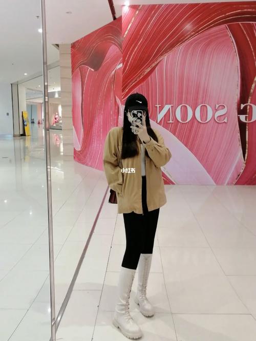 平底白色长靴怎么搭配衣服好看