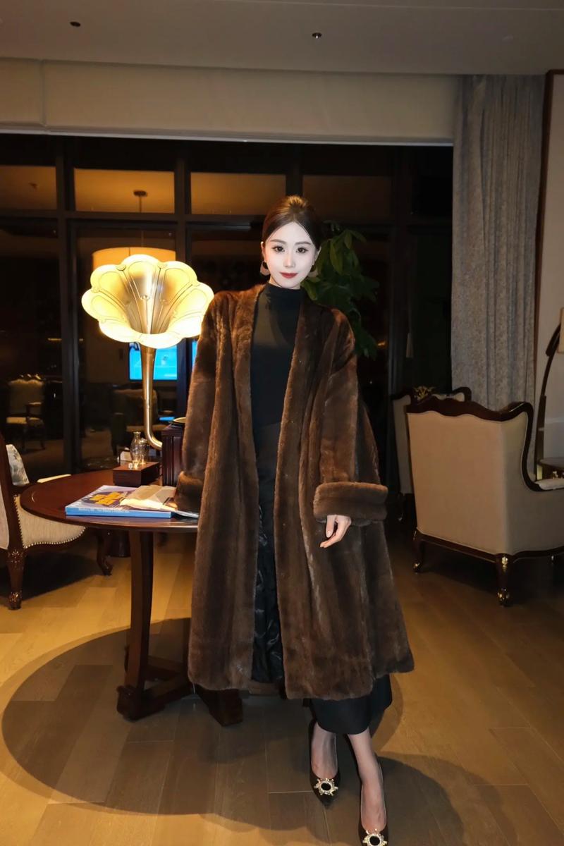 女孩的皮草怎么搭配衣服图片