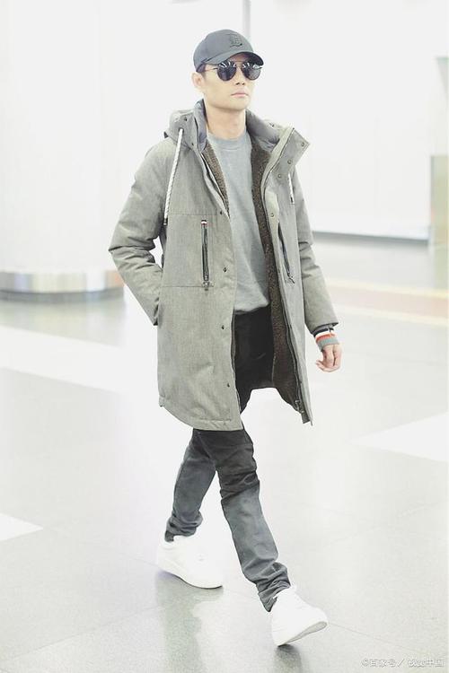 男生灰色棉衣怎么搭配裤子好看图片
