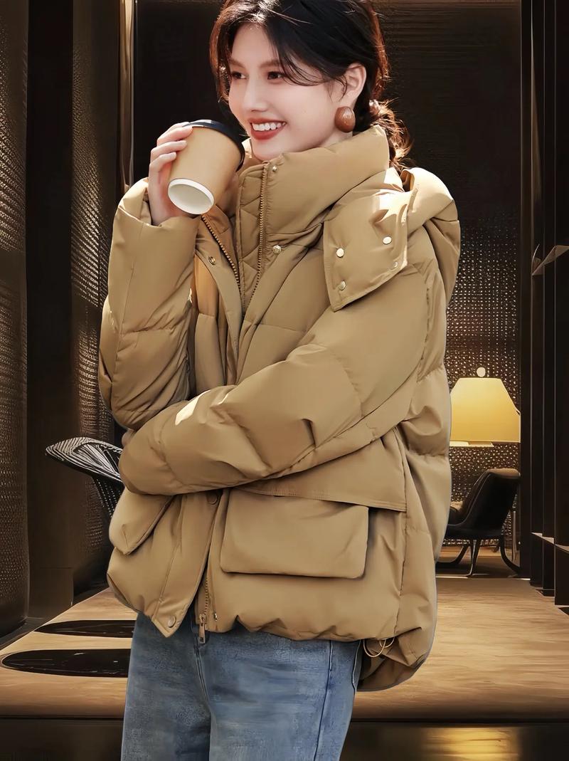 卡其色a字型长款羽绒服怎么搭配