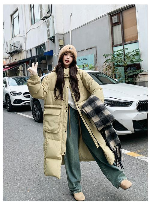 卡其色a字型长款羽绒服怎么搭配