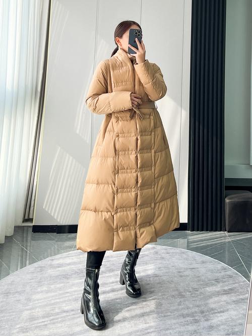 卡其色a字型长款羽绒服怎么搭配