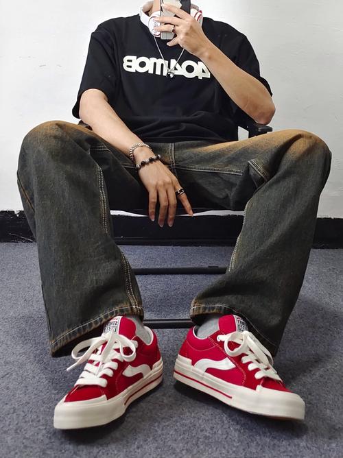 黑t恤配什么颜色裤子