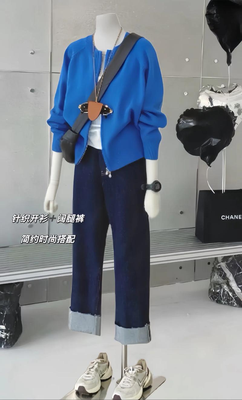 蓝色外套配什么颜色裤子