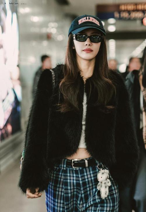 黑色皮草卡怎么搭配