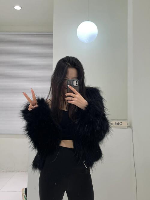 黑色皮草卡怎么搭配