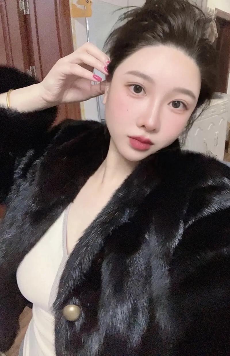 黑色短款貂皮怎么搭配好看