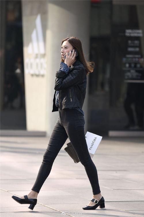 冬天黑色牛仔裤怎么搭配