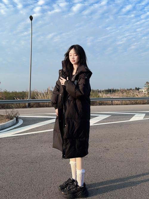 冬天长款棉外套怎么搭配裤子