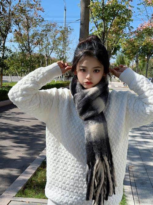 带流苏的围巾怎么搭配