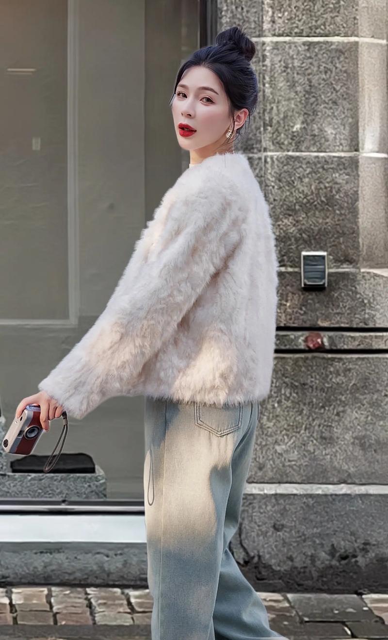 女士皮草白色外套怎么搭配图片2025